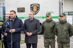 Uroczyste przekazanie pojazdu pirotechnicznego funkcjonariuszom Straży Granicznej przed portem Lotniczym Lublin w Świdniku