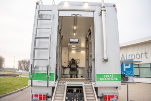 Uroczyste przekazanie pojazdu pirotechnicznego funkcjonariuszom Straży Granicznej przed portem Lotniczym Lublin w Świdniku