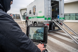 Uroczyste przekazanie pojazdu pirotechnicznego funkcjonariuszom Straży Granicznej przed portem Lotniczym Lublin w Świdniku