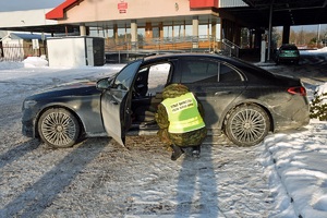 Funkcjonariusz SG przy odzyskanym samochodzie