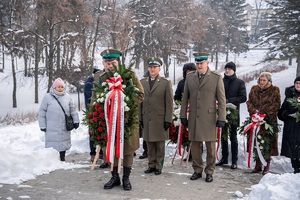 Złożenie wieńców pod pomnikiem