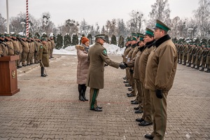 Komendant wręcza odznaczenia
