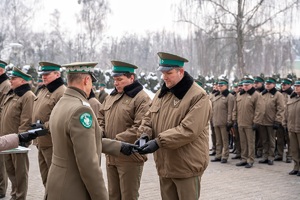 Komendant wręcza odznaczenia