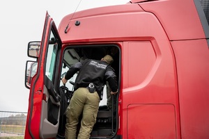 Funkcjonariusz Straży Granicznej podczas kontroli pojazdu ciężarowego