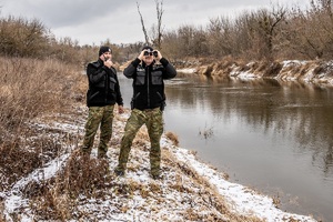 Funkcjonariusze Straży Granicznej podczas realizacji czynności związanych z bezpośrednią ochroną granicy państwowej