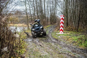 Funkcjonariusze Straży Granicznej podczas realizacji czynności związanych z bezpośrednią ochroną granicy państwowej