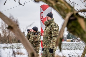 Funkcjonariusze Straży Granicznej podczas realizacji czynności związanych z bezpośrednią ochroną granicy państwowej