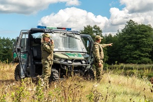 Funkcjonariusze Straży Granicznej podczas realizacji czynności związanych z bezpośrednią ochroną granicy państwowej