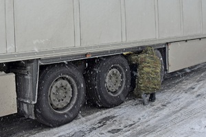 Kontrola graniczna naczepy na terenie drogowego przejścia granicznego w Kukurykach