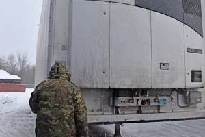 Kontrola graniczna naczepy na terenie drogowego przejścia granicznego w Kukurykach