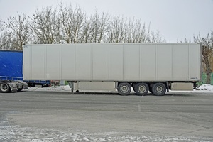 Kontrola graniczna naczepy na terenie drogowego przejścia granicznego w Kukurykach