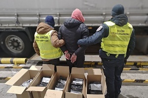 Funkcjonariusze SG i KAS z zatrzymanym obywatelem Białorusi