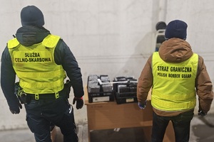 Funkcjonariusze SG i KAS