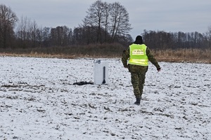 Funkcjonariusz SG przy balonie meteo