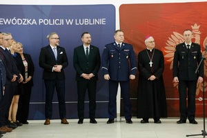 Funkcjonariusze służb mundurowych województwa lubelskiego oraz zaproszeni goście podczas spotkania wielkanocnego w Komendzie Wojewódzkiej Policji w Lublinie