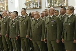 Funkcjonariusze służb mundurowych województwa lubelskiego oraz zaproszeni goście podczas spotkania wielkanocnego w Komendzie Wojewódzkiej Policji w Lublinie