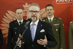 Funkcjonariusze służb mundurowych województwa lubelskiego oraz zaproszeni goście podczas spotkania wielkanocnego w Komendzie Wojewódzkiej Policji w Lublinie