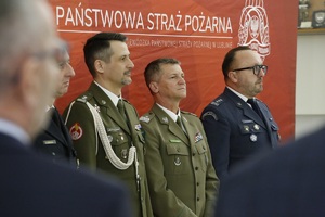 Funkcjonariusze służb mundurowych województwa lubelskiego oraz zaproszeni goście podczas spotkania wielkanocnego w Komendzie Wojewódzkiej Policji w Lublinie