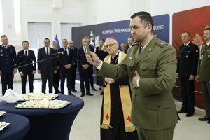 Funkcjonariusze służb mundurowych województwa lubelskiego oraz zaproszeni goście podczas spotkania wielkanocnego w Komendzie Wojewódzkiej Policji w Lublinie