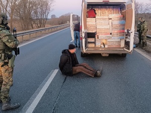 Funkcjonariusze Straży Granicznej podczas zabezpieczania nielegalnych papierosów