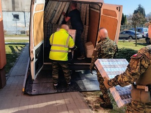 Funkcjonariusze Straży Granicznej podczas zabezpieczania nielegalnych papierosów