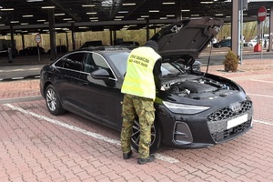 Funkcjonariusz SG przy odzyskanym Audi