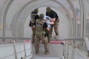 Funkcjonariusze SG podczas interwencji wobec agresywnego pasażera samolotu