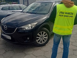 Funkcjonariusze Straży Granicznej oraz Policji prowadzą wspólną kontrolę legalności pochodzenia pojazdów