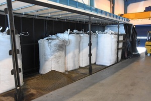 Funkcjonariusze prowadzą rozładunek towaru przewożonego tirem w celu ujawnienia przemycanych nielegalnych papierosów