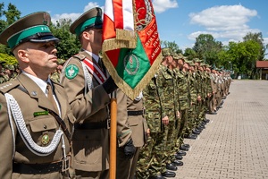 Funkcjonariusze uczestniczą w apelu odbywającym się na terenie komendy oddziału NOSG