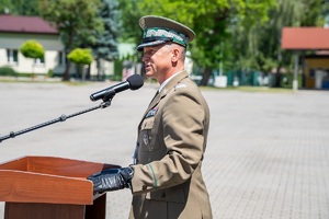 Funkcjonariusze uczestniczą w apelu odbywającym się na terenie komendy oddziału NOSG