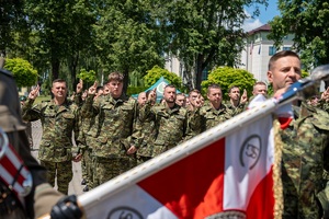 Funkcjonariusze uczestniczą w apelu odbywającym się na terenie komendy oddziału NOSG