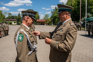 Funkcjonariusze uczestniczą w apelu odbywającym się na terenie komendy oddziału NOSG