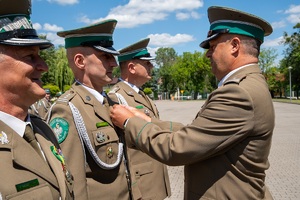 Funkcjonariusze uczestniczą w apelu odbywającym się na terenie komendy oddziału NOSG