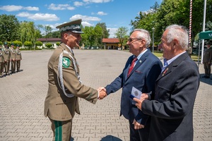 Funkcjonariusze SG uczestniczą w apelu zorganizowanym na terenie komendy oddziału NOSG