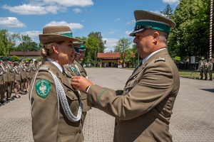 Funkcjonariusze SG uczestniczą w apelu zorganizowanym na terenie komendy oddziału NOSG