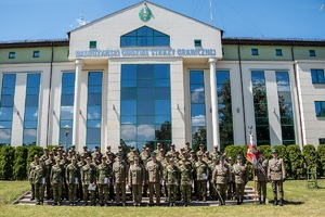Funkcjonariusze SG uczestniczą w apelu zorganizowanym na terenie komendy oddziału NOSG