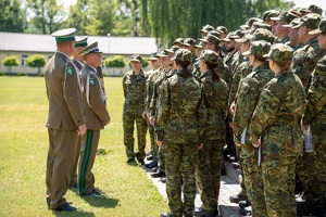 Funkcjonariusze SG uczestniczą w apelu zorganizowanym na terenie komendy oddziału NOSG