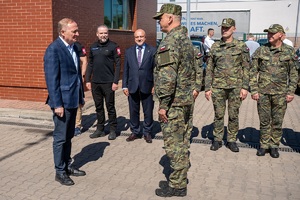 Wiceminister MSWiA oraz funkcjonariusze SG podczas wizytacji przejść granicznych na terenie województwa lubelskiego