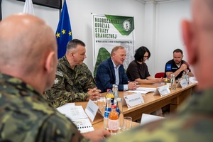 Wiceminister MSWiA oraz funkcjonariusze SG podczas wizytacji przejść granicznych na terenie województwa lubelskiego