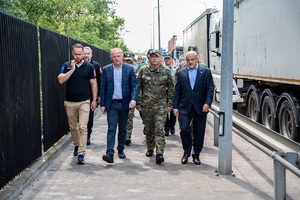 Wiceminister MSWiA oraz funkcjonariusze SG podczas wizytacji przejść granicznych na terenie województwa lubelskiego