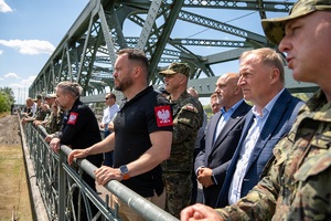 Wiceminister MSWiA oraz funkcjonariusze SG podczas wizytacji przejść granicznych na terenie województwa lubelskiego