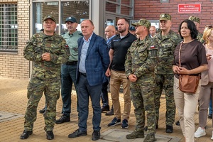 Wiceminister MSWiA oraz funkcjonariusze SG podczas wizytacji przejść granicznych na terenie województwa lubelskiego