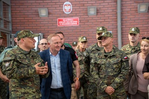 Wiceminister MSWiA oraz funkcjonariusze SG podczas wizytacji przejść granicznych na terenie województwa lubelskiego