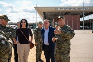 Wiceminister MSWiA oraz funkcjonariusze SG podczas wizytacji przejść granicznych na terenie województwa lubelskiego