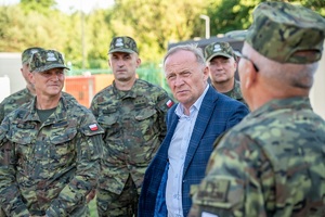 Wiceminister MSWiA oraz funkcjonariusze SG podczas wizytacji przejść granicznych na terenie województwa lubelskiego