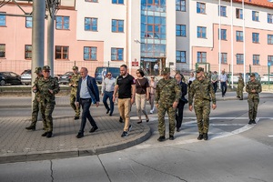 Wiceminister MSWiA oraz funkcjonariusze SG podczas wizytacji przejść granicznych na terenie województwa lubelskiego