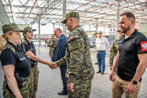 Wiceminister MSWiA oraz funkcjonariusze SG podczas wizytacji przejść granicznych na terenie województwa lubelskiego