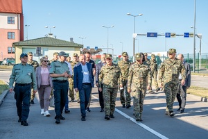 Wiceminister MSWiA oraz funkcjonariusze SG podczas wizytacji przejść granicznych na terenie województwa lubelskiego