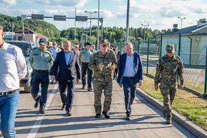 Wiceminister MSWiA oraz funkcjonariusze SG podczas wizytacji przejść granicznych na terenie województwa lubelskiego